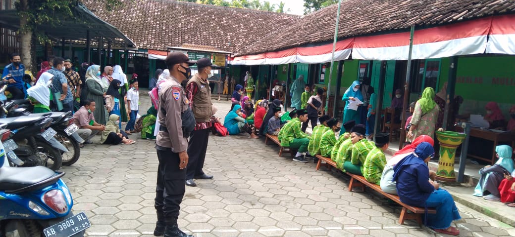 Bhabinkamtibmas dan Bhabinsa Memonitoring Kegiatan Vaksin Di MI Ma'arif Tejogan